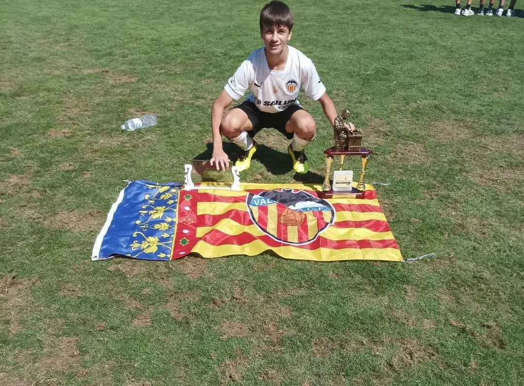 FabricaMadrid's tweet photo. He was crowned MVP of the Arnedo Cup - a famous tournament with the best Spanish teams - and was logically in the best XI of the tournament together with his new teammate Guille Ponce, who was also crowned best goalkeeper of the tournament.

Marco Company has already said goodbye to Valencia and I heard that be could be with Real Madrid Infantil A (U-14) tomorrow for the game against Leganés.