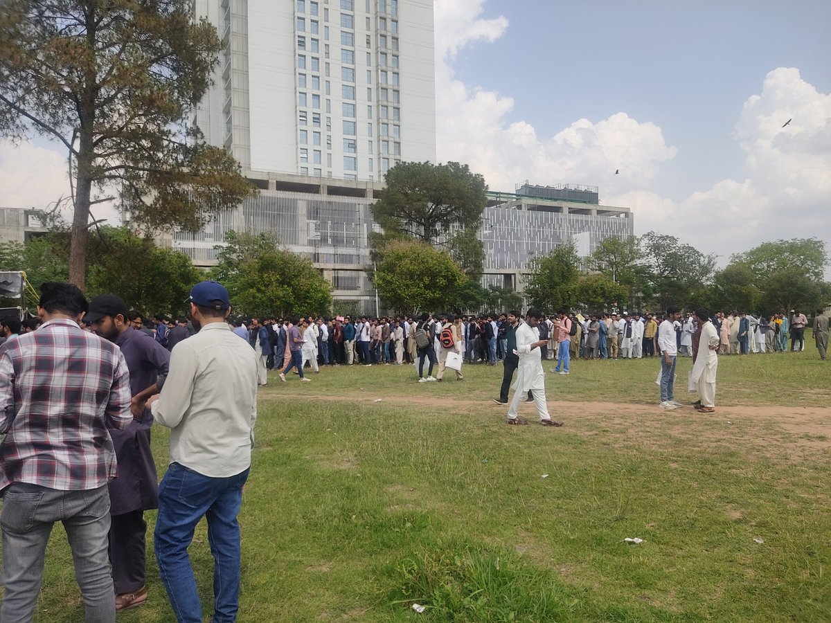 Justified queue for lunch at #lifechangingday 
@beinggurudotcom