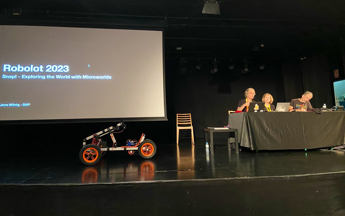 fannym9's tweet photo. Jornada educativa interessant a #Olot #Robolot, aprenent per ensenyar https://t.co/16kFKRH1Zd