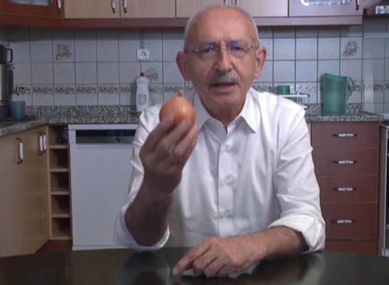 Soğan da Kılıçdaroğlu’nu yarı yolda bıraktı.

Soğanın kilosu 6 TL’ye geriledi.

Koca koca parti genel başkanları “patates soğan güle güle Erdoğan” diye bağırıyorlardı umutlarını yaptıkları siyasete değil soğana bağlamışlar sırtlarını siyasete değil soğana dayamışlardı.