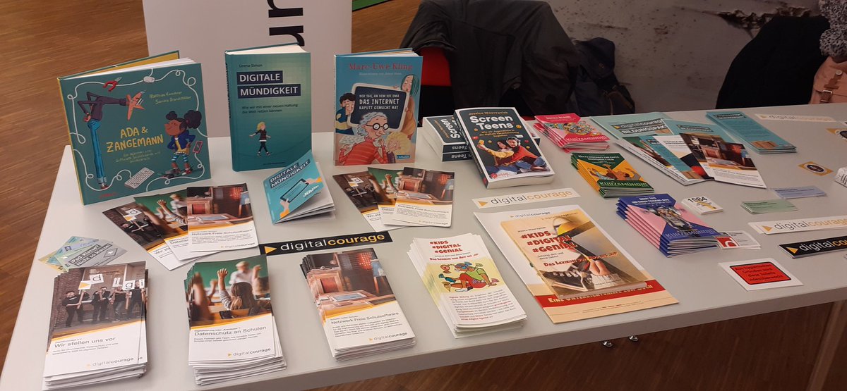 digital_genial's tweet photo. @digitalcourage ist heute beim Medienaktiv Festival OWL in Bielefeld dabei. Es gibt ein tolles Spiel- und Informationsangebot für Kinder &amp; Eltern! Wir haben unsere Passwortbücher mit geleakten Passwörtern dabei ✌

#MedienAktivOWL https://t.co/HTTrkajSEU