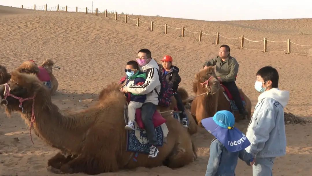 AmazingAlshaa's tweet photo. 🤗During the 5-day May Day holiday, #Alshaa League received 456,600 tourists and realized tourism revenue of 201 million yuan ($29 million), largely due to a series of cultural #tourism activities. 🏕️🏞️ #VisitAlshaa #SpringInInnerMongolia https://t.co/9xKdzgHGwO