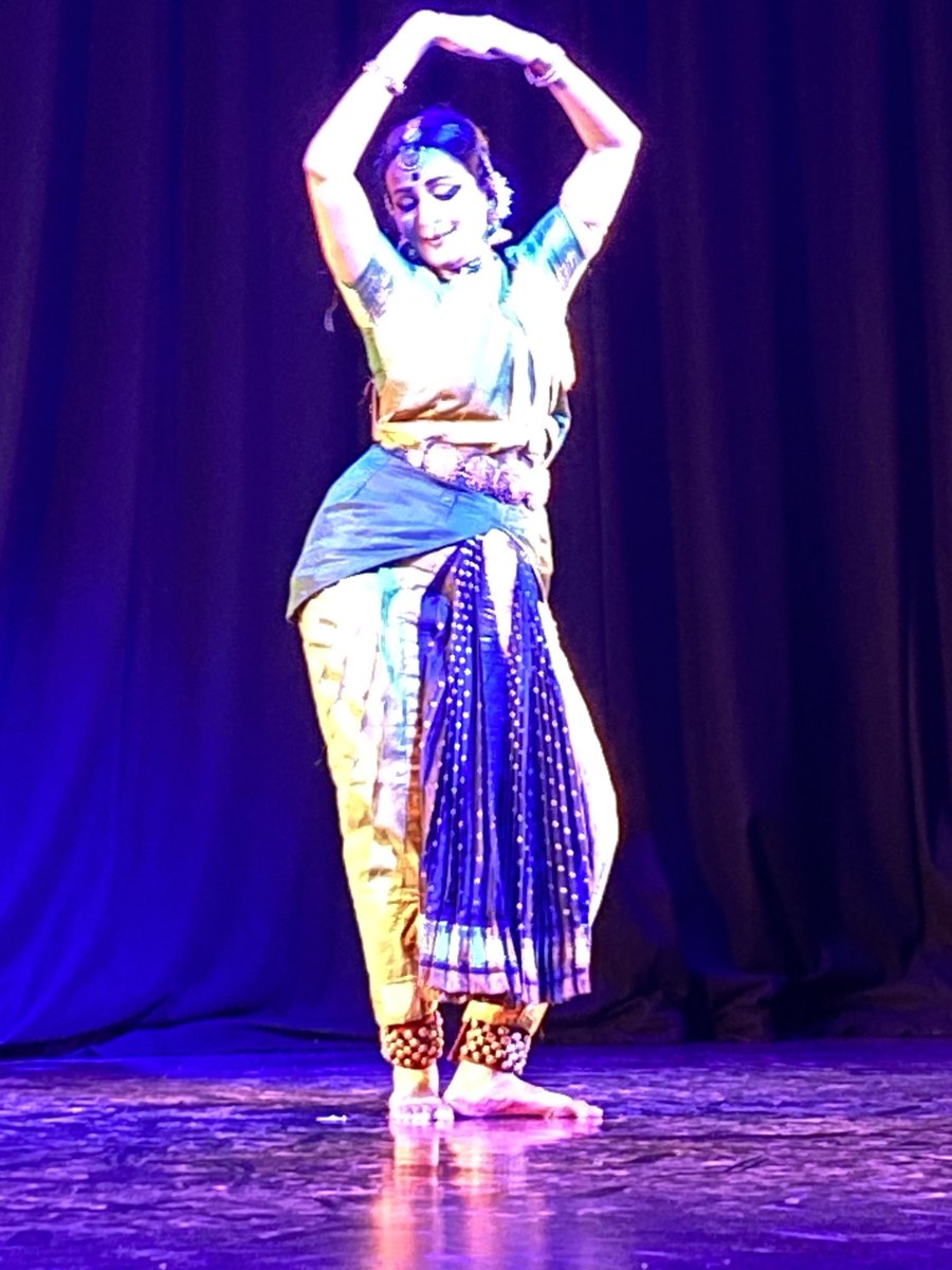 pulseconnects's tweet photo. A spellbinding performance by #bharatanatyam artist ⁦@Vidhya_Subraman⁩ ⁦@BhavanLondon⁩: fluid, sharp, deep myriad of emotions contrasted with sparkling #jattis Musicians shine https://t.co/ujJUwdV0Kw