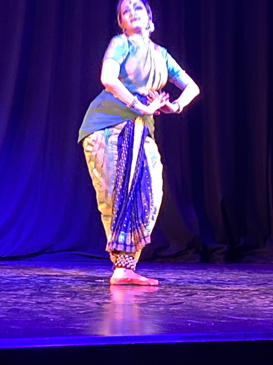 pulseconnects's tweet photo. A spellbinding performance by #bharatanatyam artist ⁦@Vidhya_Subraman⁩ ⁦@BhavanLondon⁩: fluid, sharp, deep myriad of emotions contrasted with sparkling #jattis Musicians shine https://t.co/ujJUwdV0Kw