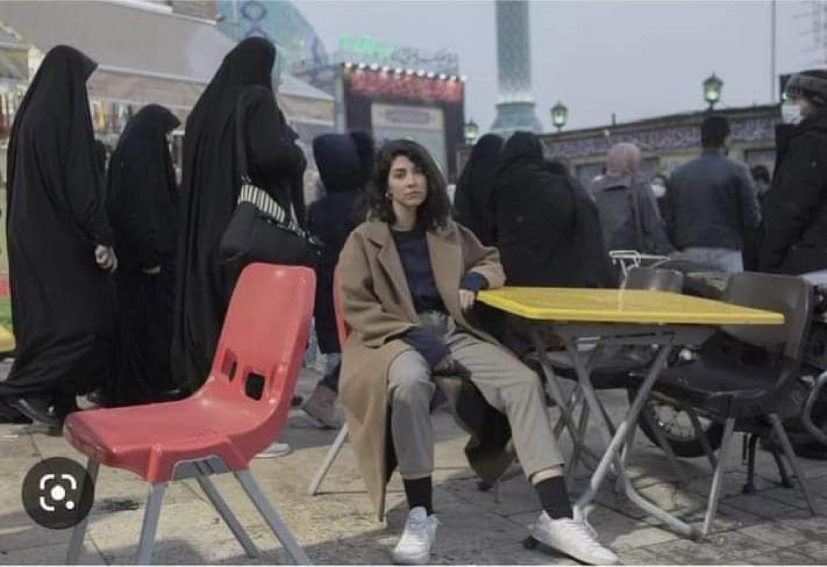 Cette photo vient de remporter le grand prix du World Press Photo. Une inconnue Iranienne à une terrasse de café, cheveux lâchés, qui risque la prison et les coups de fouet. Ahmad Halabisa, le photographe iranien qui a pris ce cliché vient d’être condamné à 5 ans de prison.