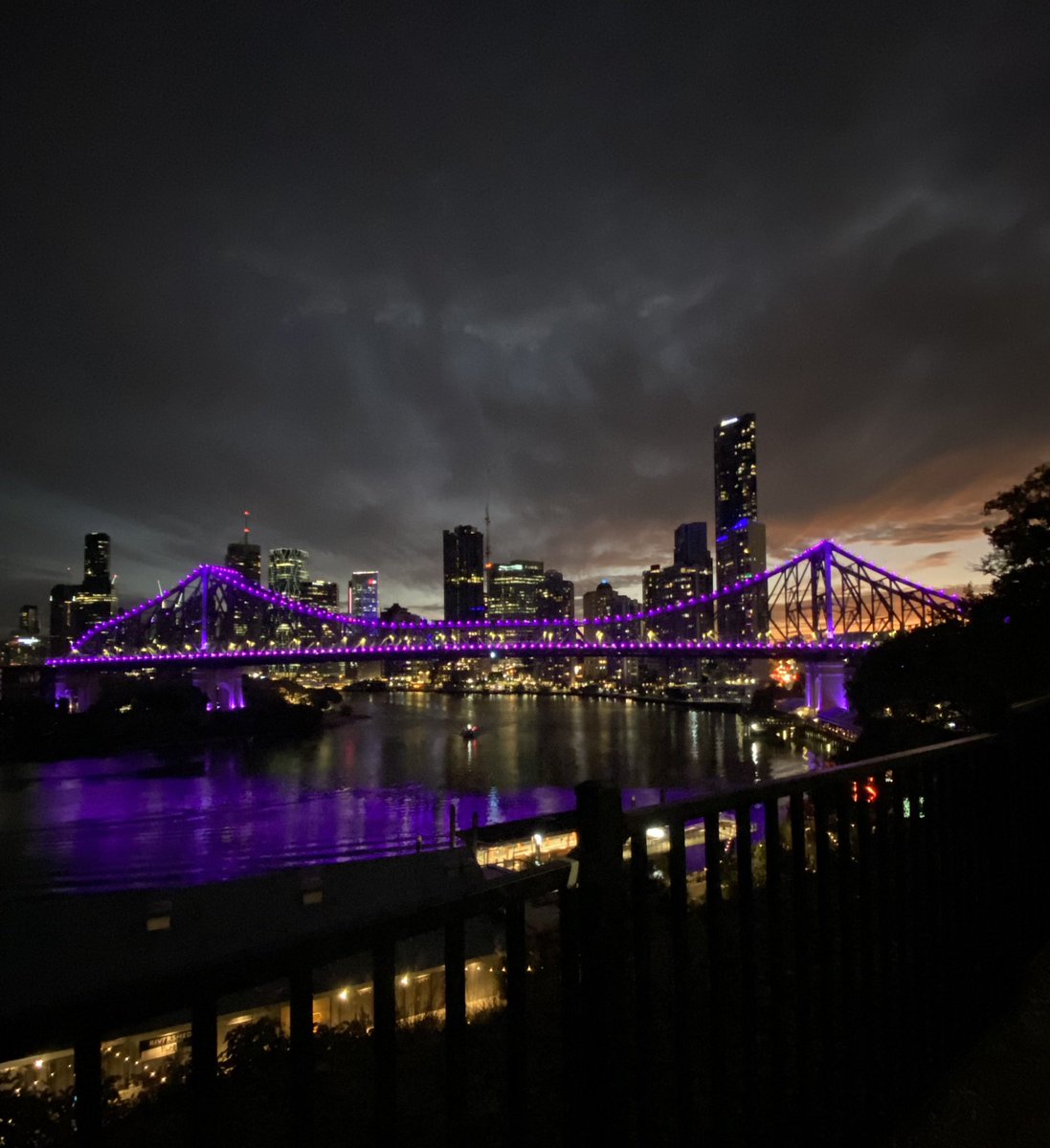 a_palaszczuk's tweet photo. The Story Bridge looks stunning in purple 💜 https://t.co/duRL1wqkle