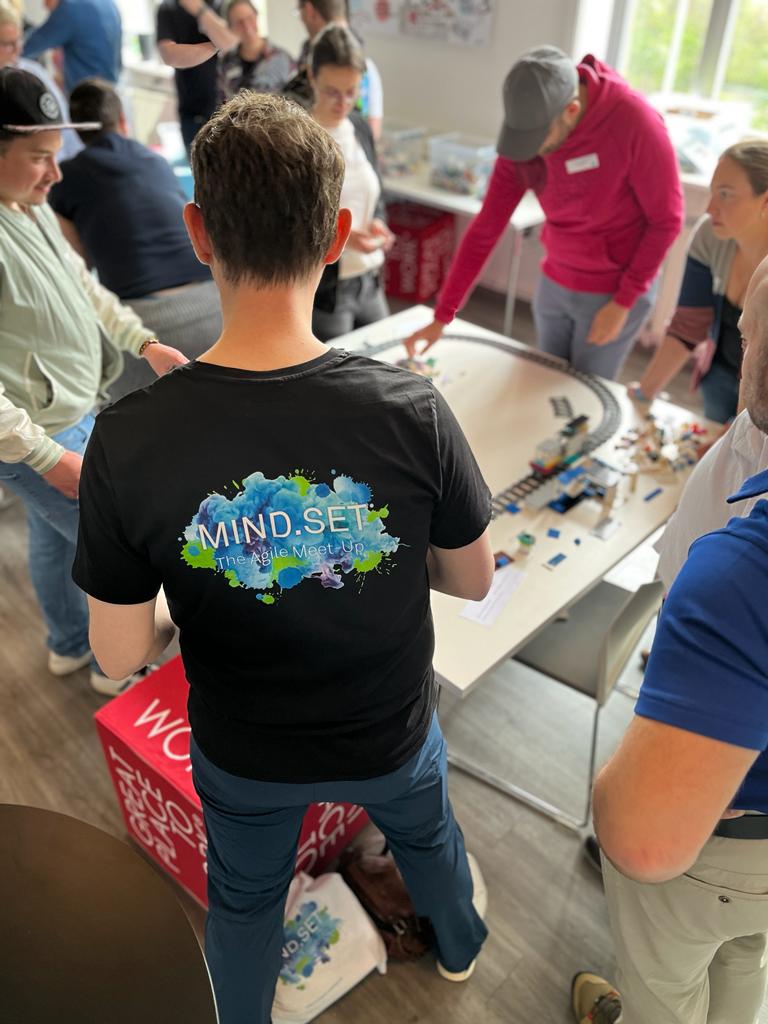 Zusammen erstellen wir ein integriertes Schienennetz und lassen den Agile Release Train darauf fahren. Können wir den Betrieb aufrecht erhalten, während wir das Netz erweitern? Wir sind gespannt! 😮 💙💚

#mindsetmeetup #stayagile