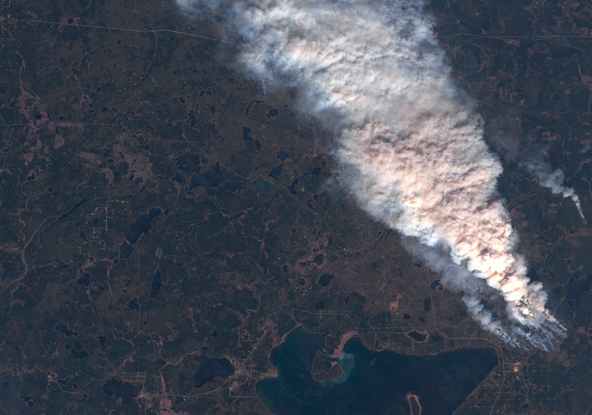 Impressive satellite imagery shows large smoke plumes as #wildfires rage across the region of Alberta, Western #Canada where thousands of people were evacuated. 

<a href="/NASA_Landsat/">ARCHIVED - NASA Landsat</a> #Landsat 🛰️🔥
+ info cnn.it/44y0nr7 🧐