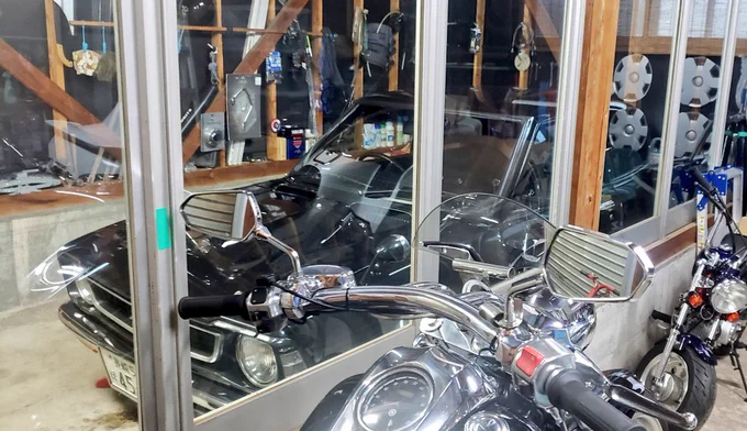叔父宅の車庫の中 バイクすげえな 車は50年前の物らしい!(‾▽‾;)