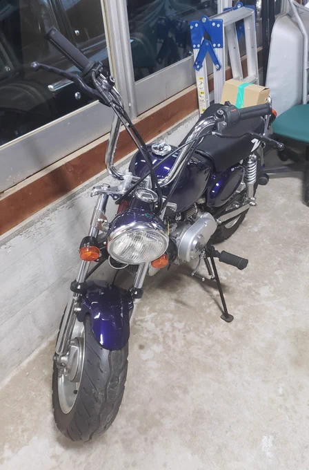 叔父宅の車庫の中 バイクすげえな 車は50年前の物らしい!(‾▽‾;)