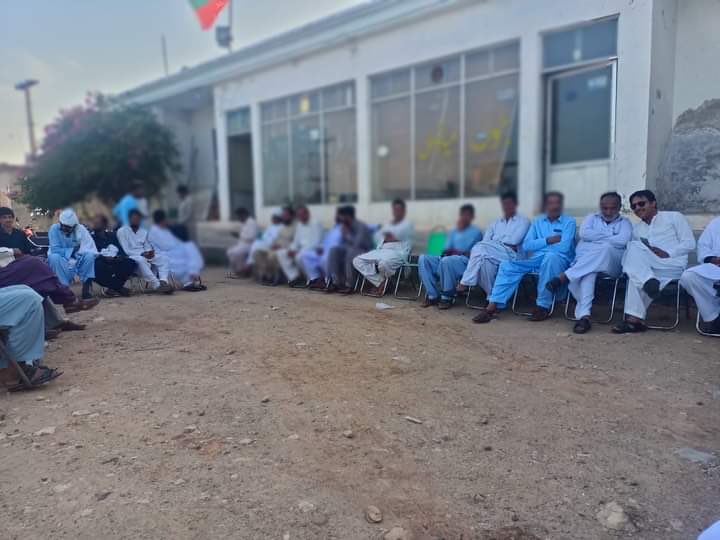 ResistingTj's tweet photo. میانوالی تحصیل میانوالی عدلیہ کیساتھ اظہار یکجہتی کے لیے حلقہ پی پی 86 رکھی موڑ پاکستان تحریک انصاف کے رہنما ملک طارق رکھی کے پمپ پر رہنما پاکستان تحریک جاوید شکیل کی قیادت میں پی ٹی آئی ورکرز نے امپورٹڈ حکومت کے خلاف احتجاج کیا
#I_StandWithSupremeCourt
#Mianwali
#PP86 https://t.co/K5B2RRKHxX
