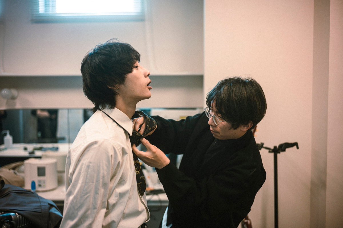 jiding0301's tweet photo. バックステージ編
毎公演必ず、本番直前に皆集まって口頭リハで全曲の繋ぎを確認するところとか本当に好きだったな https://t.co/X1QVPxr9c6