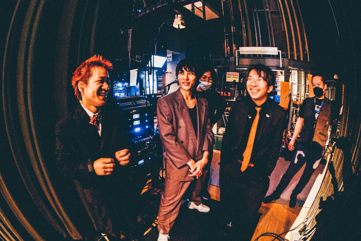 jiding0301's tweet photo. バックステージ編
毎公演必ず、本番直前に皆集まって口頭リハで全曲の繋ぎを確認するところとか本当に好きだったな https://t.co/X1QVPxr9c6