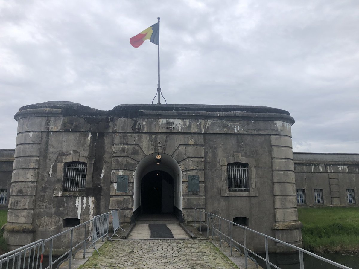 Fort van Breendonk. Binnen een dik uur beginnen aan de voorleesmarathon met de namen van duizenden verzetshelden. Gewone mensen en hun buitengewone acties tegen de nazistische bezetter. Volg de livestream: facebook.com/events/5592128…
#heldenvanhetverzet #vrijop8mei #breendonk