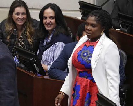flamihup's tweet photo. #ElPoderEs el que ha ejercido la derecha para burlarse del pueblo, acá lo hace la Cabal y Paloma Valencia de Francia Marquez; siempre hemos sido la burla de estas facistas https://t.co/NVgVqidC50