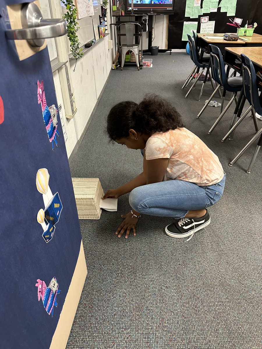 MsCookin3rd's tweet photo. During social studies we are learning about having a voice in our community! Today we participated a mock voting session, with a ballot, voting stations and all! https://t.co/r3oDTuMUWI