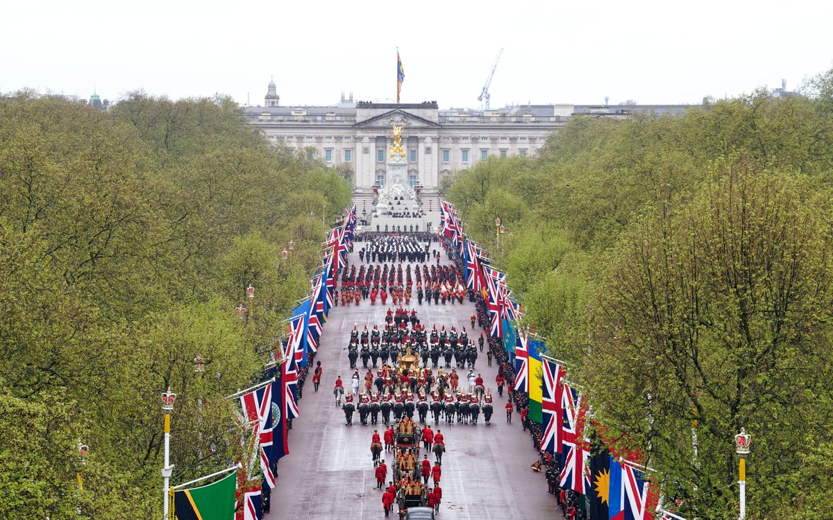 RoyalFamily's tweet image. 😍

On a scale not seen on the streets of London for 70 years, the #Coronation Procession made its way from Westminster Abbey to Buckingham Palace.