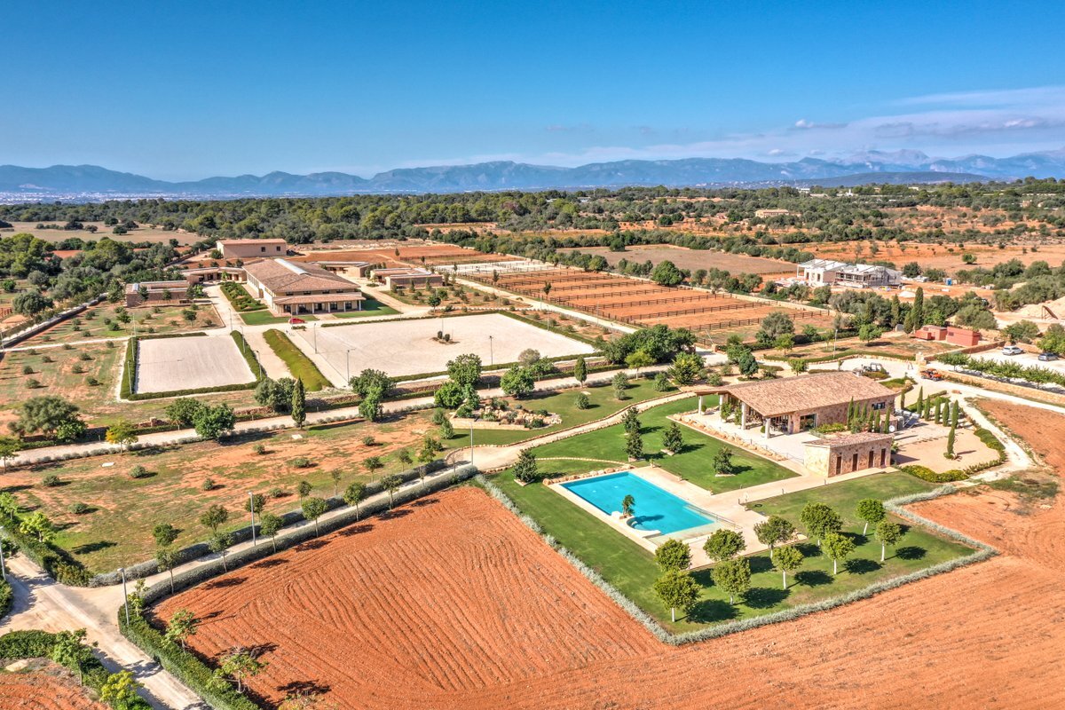 properties's tweet photo. Saddle up for #DerbyDay! Check out these #equestrianproperties!
Circle Creek Estate | Simpsonville, SC
Goose Green Farm | 14111 Green Rd Glyndon, MD
Mallorca Equestrian Facility | Palma, Mallorca, Spain
Dortherdijk 16 | Eefde, Gelderland, Netherlands
#KYDerby @ChristiesHomes https://t.co/JqexYkPVHi