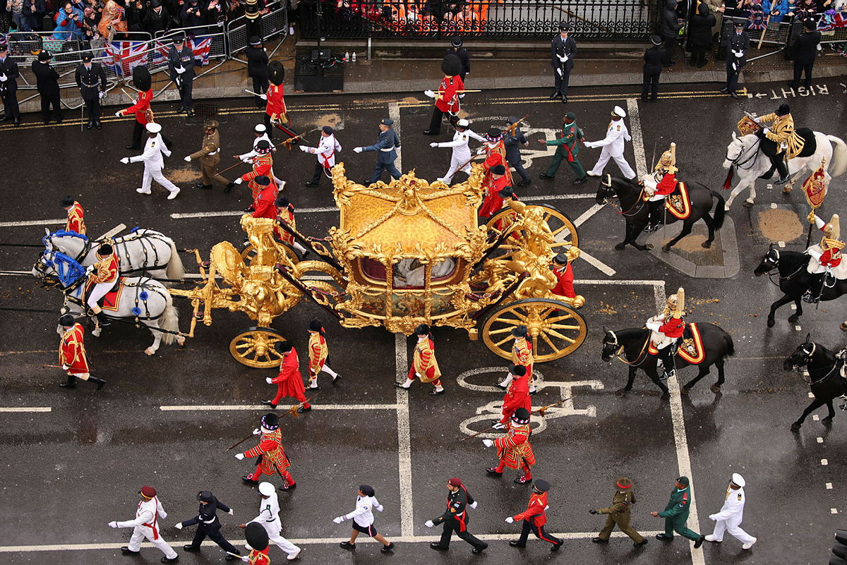 RoyalFamily's tweet image. 😍

On a scale not seen on the streets of London for 70 years, the #Coronation Procession made its way from Westminster Abbey to Buckingham Palace.