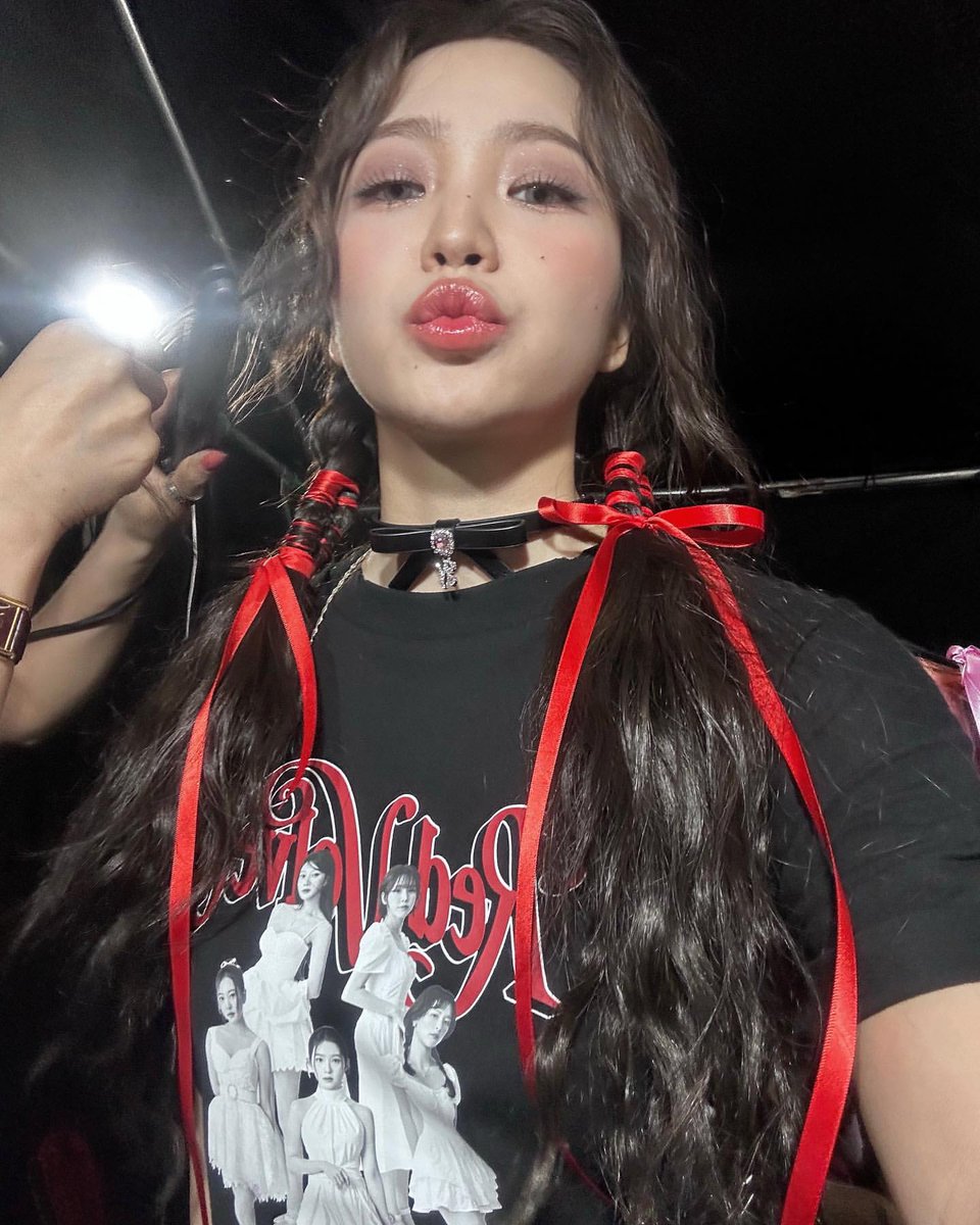 Iadyerm's tweet photo. As the light dimmed and the cheers of reveluv's are slowly faded away, i couldn't help but feel grateful for the amazing memories we've made here in Fukuoka! So here's Red-Poutie Yerimie comes to blow a kisses after concert. 💋 https://t.co/1h0clhyx13
