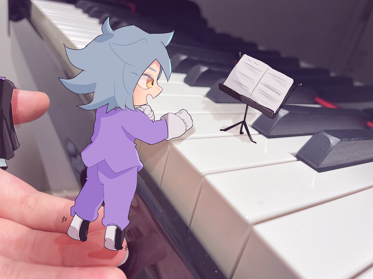 ミニなシャドウくんは拳で鍵盤を叩きます