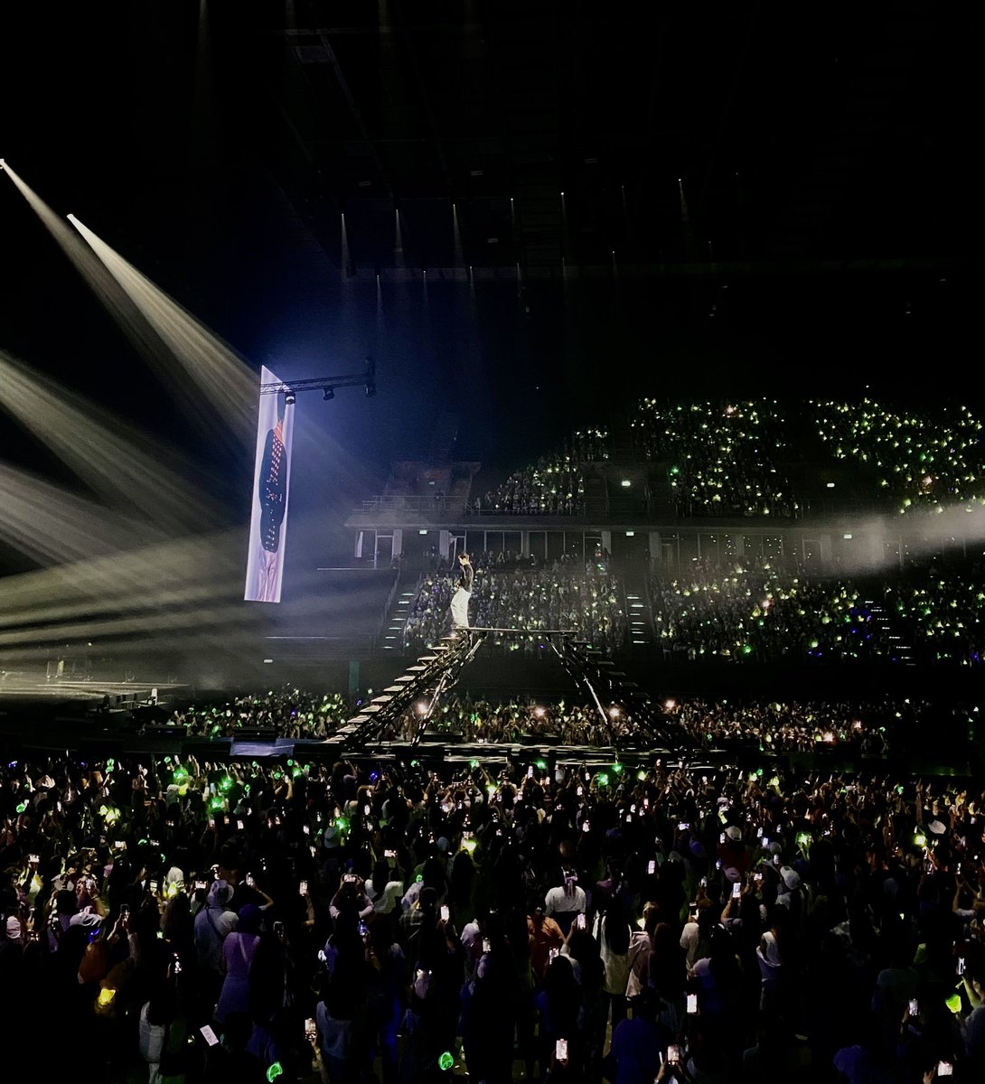 ggxciii's tweet photo. ตอนที่เดินขึ้นบันไดสเตจยกคือ emotional มาก ยิ่งเป็นเพลง my life จะร้อง 😭 ทั้งภูมิใจแล้วก็รู้สึกอยากส่งมาร์คขึ้นไปยืนสูงๆ ขึ้นไปอีก ประสบความสำเร็จขึ้นไปอีก 🤍 

#MarkTuanAsiatour2023 
#theothersidetour_BKKD2
#MarkTuan @marktuan https://t.co/eqLBL28lvq
