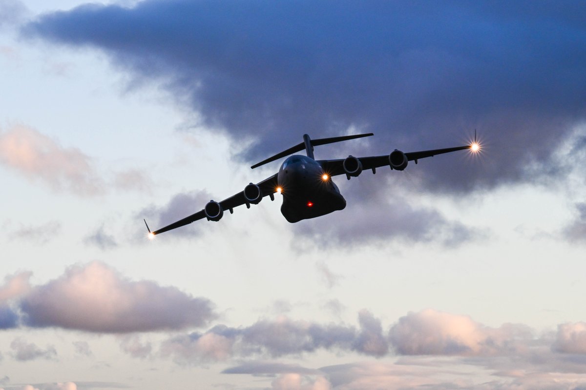 A Royal Australian Air Force C-17 Globemaster III flies in a two-ship formation during a training flight for Global Dexterity 23-1 at RAAF Base Amberley, Queensland. 

📷 | Makensie Cooper