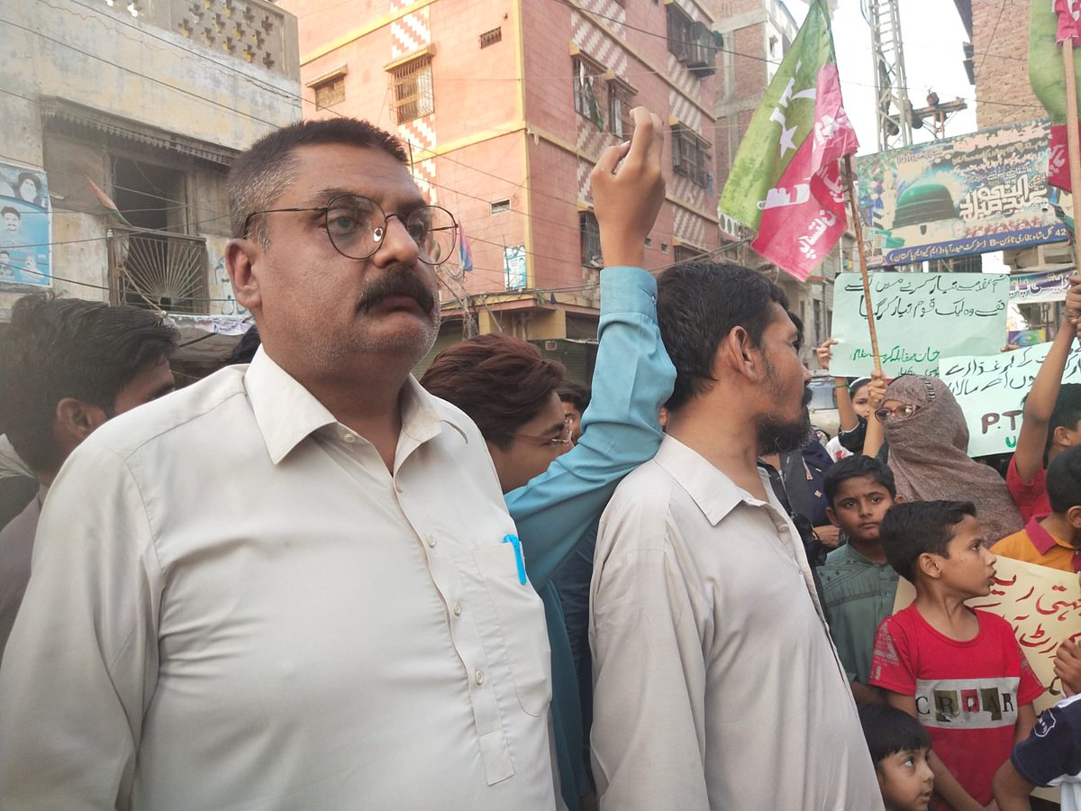 PTIOHyderabad's tweet photo. حیدرآباد میں چیف جسٹس سے اظہار یکجہتی کے لئے پورے حیدرآباد میں مختلف محلوں میں یوسیز میں مختلف چوراہوں پر عوامی احتجاج۔۔

یوسی 48 گئو شالہ عثمان آباد کی عوام کا بڑی تعداد میں احتجاج خواتین کی بہت بڑی تعداد بھی شامل۔

#I_StandWithSupremeCourt https://t.co/vmB4pIjEWy