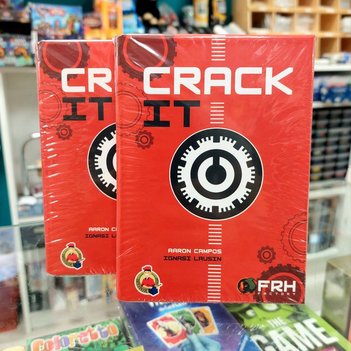 JUEGAMESTORE's tweet photo. #felizjuego
En una Ciudad de Ladrones, la mano más rápida se lleva el botín. Usa tu ingenio para averiguar la combinación de la caja fuerte de tus rivales sin dejar de proteger tu propio alijo. Descifra a tus rivales en Crack It, de @EdicionsE  

#loquiero #juegosdemesa https://t.co/9y7DL9cod8