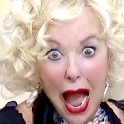 No sé si están coronando a Camila Parker o a mi #Coronation  #camilaparker