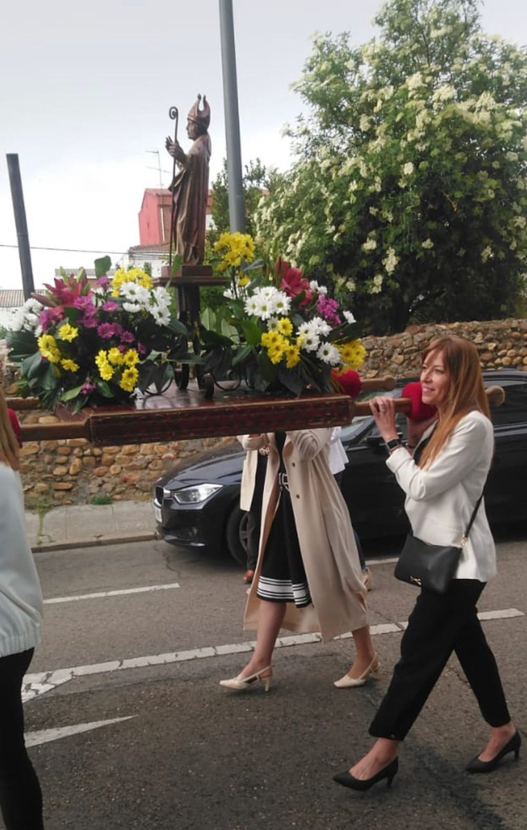 CsSanAndres's tweet photo. Hoy hemos participado en la romería de San Isidoro del Monte.
Se rogaba por la lluvia ☔️ y esta apareció.
La entrega de la Estrella en el Camino, fue estregada a Charo por su gran implicación desde siempre con Trobajo del Camino.
#Leonesp
#CsSanAndres 🍊
#CsConLasTradiciones https://t.co/M350PmB4dq