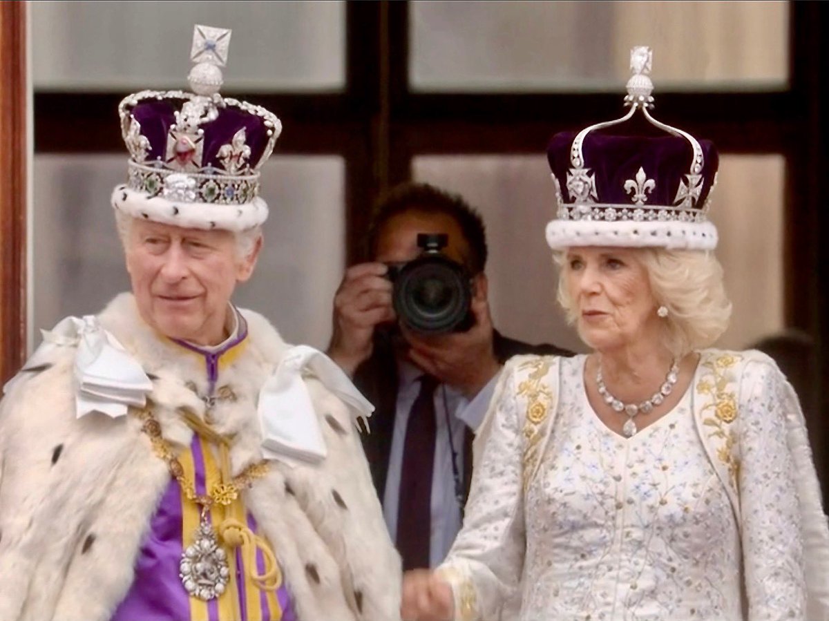 nikkilewisphoto's tweet photo. Screenshot (from @bbcone) of King Charles III & Queen Camilla on the balcony at Buckingham Palace … & I spy @ChrisJack_Getty) 📷
#coronation #kingcharlesIII #queencamilla #buckinghampalace #balcony #bbcone #live #tvcoverage #royalphotographer #chrisjackson #screenshot #king https://t.co/cNK4rvKKq8