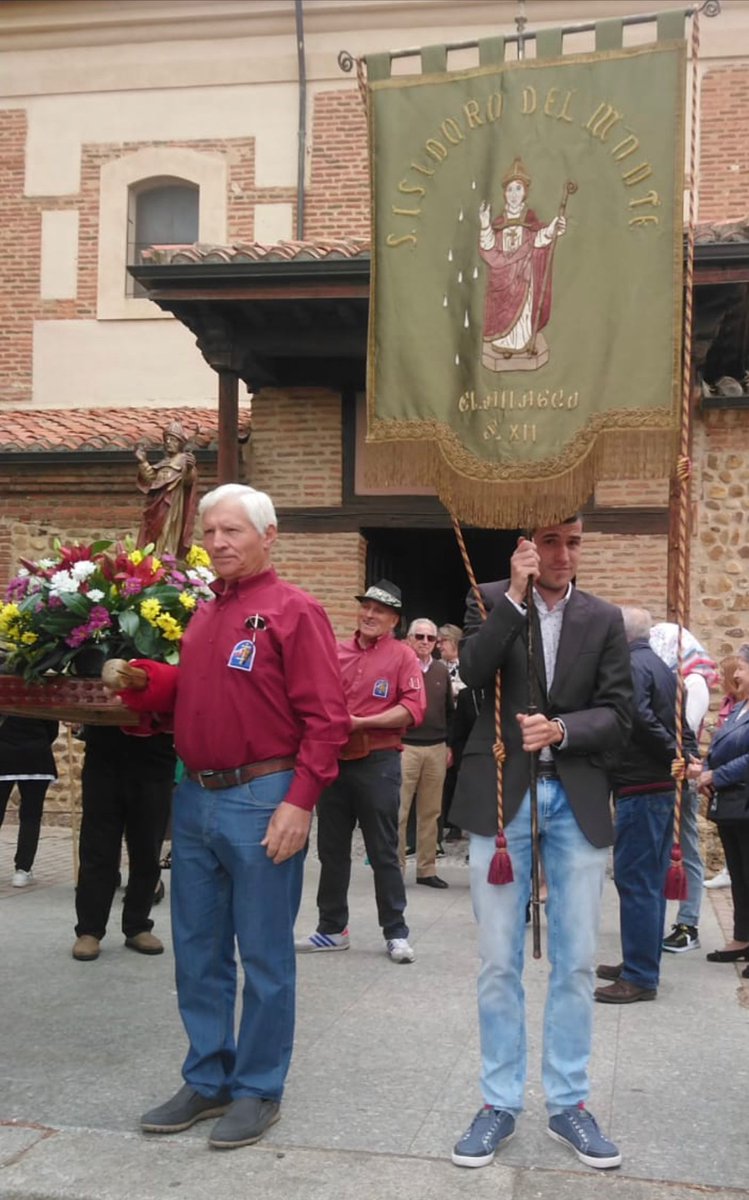 CsSanAndres's tweet photo. Hoy hemos participado en la romería de San Isidoro del Monte.
Se rogaba por la lluvia ☔️ y esta apareció.
La entrega de la Estrella en el Camino, fue estregada a Charo por su gran implicación desde siempre con Trobajo del Camino.
#Leonesp
#CsSanAndres 🍊
#CsConLasTradiciones https://t.co/M350PmB4dq