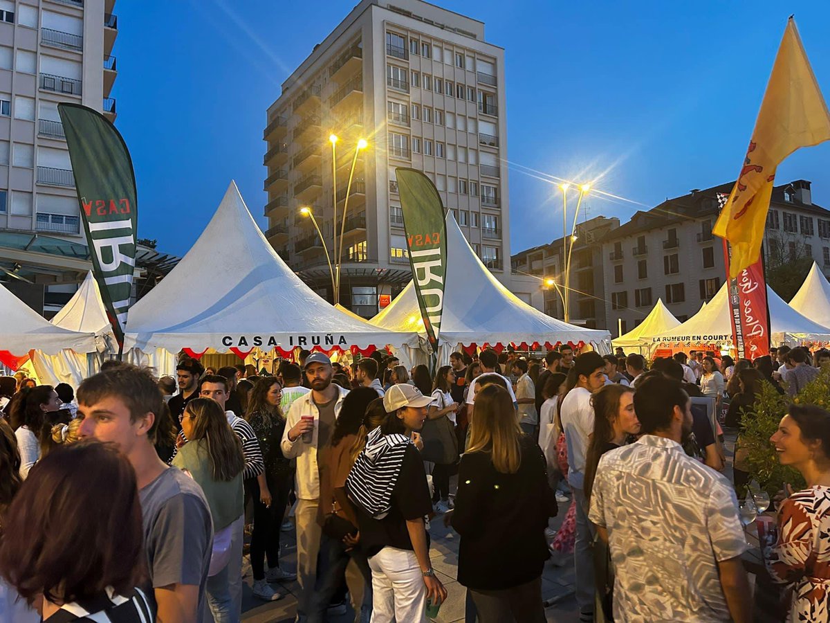 🪩🎊 Succès pour le lancement hier soir de la Place Gourmande du <a href="/GPdePau/">GPdePau</a>, organisée par #CreaSUD sur la place Clemenceau !

Quel départ en fanfare 🥳 !!! Pres de 9 000 personnes ont déjà répondu présentes à l’appel des 14 terrasses éphémères !