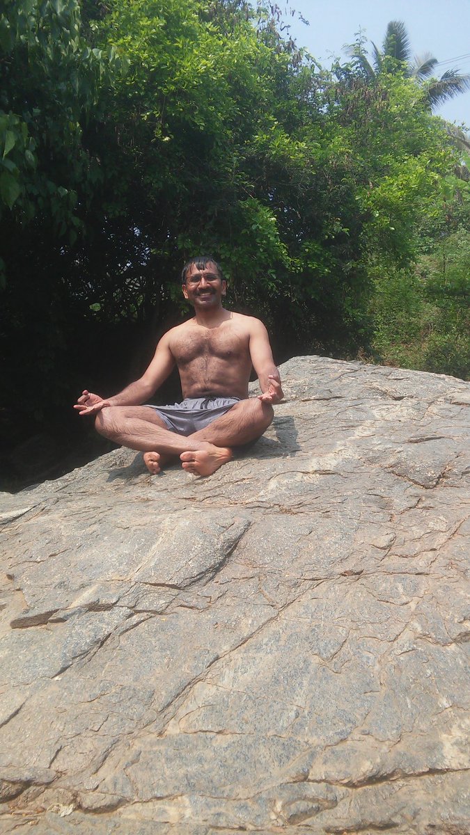CatchMano2022's tweet photo. சின்னப் பசங்கள வின் பண்ணதுக்குலாம்..
#ShirtlessTwitter போடணுமா?!🤦

ஆனாலும்..
இது ஒரு இன்பமான வெற்றி தாங்க🤗🎉👍

#CSKvsMI
#Yellove 💛
#CSK https://t.co/xdn1RdKhTl