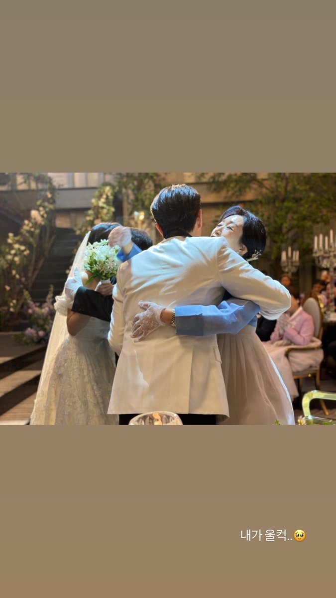 AlwaysH90112108's tweet image. 식 후 부모님과 인사하는 톡희 부부 뒷모습
왜 내가 울컥하지…🥺