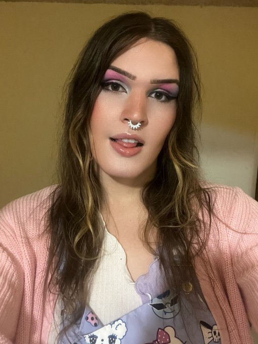 Ignore my rushed makeup I&rsquo;m just excited Barbour my new septum piercing 😌💕💖 https://t.co/vkSvisP2fh<a href="/tag/newprofilepic"class="tags"><span>#newprofilepic</span></a>