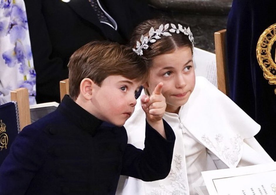 Number10cat's tweet photo. I can exclusively reveal who Prince Louis was pointing at:
#Coronation https://t.co/I7TSbag2Ts