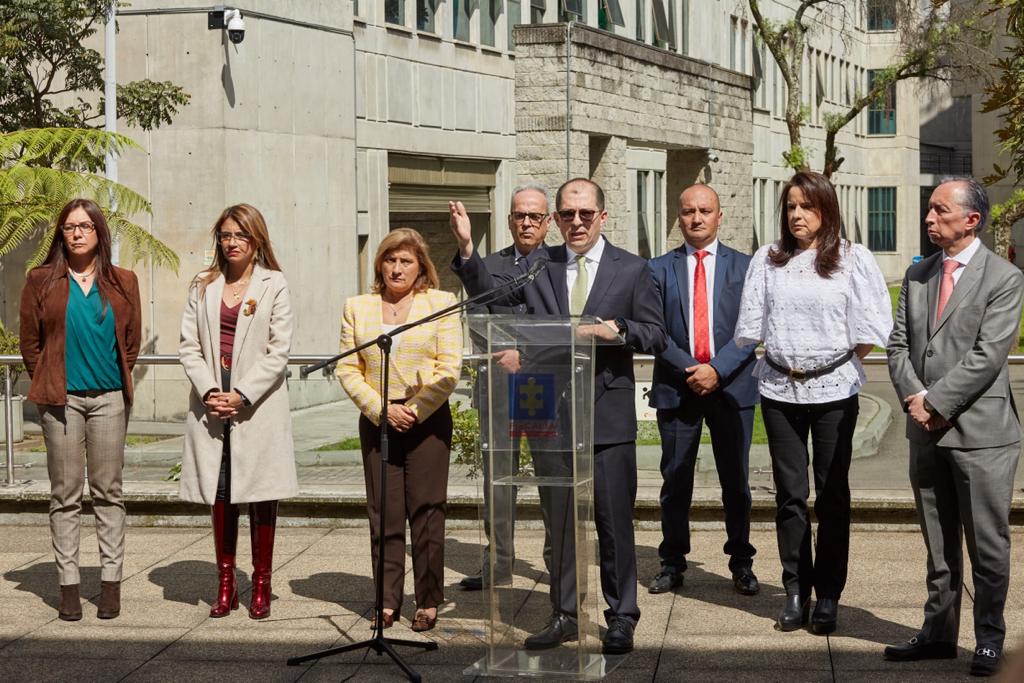victorballestas's tweet photo. He denunciado muchas veces la censura de la @FiscaliaCol a @NoticiasUno 🧐 No nos invitan a ruedas de prensa y no nos dejan preguntar para evitar la "incomodidad". Lo que sucedió ayer es muy delicado ✍ CC @FLIP_org 👇 https://t.co/JYefMvhZWK