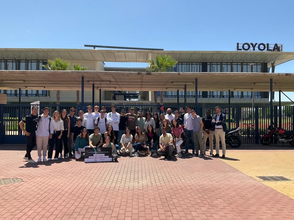 LoyolaAnd's tweet photo. 🏆 Blanca Martínez, José Luis Nadal del Cuvillo y Miriam Román, estudiantes del grado en ADE, ganan el #DreamBigChallenge de este año con su proyecto ‘Hilando’ y pasan a la siguiente fase en Barcelona ¡Mucha suerte y enhorabuena! 👏🏽@IN_Loyola https://t.co/x0HeoAIVpL