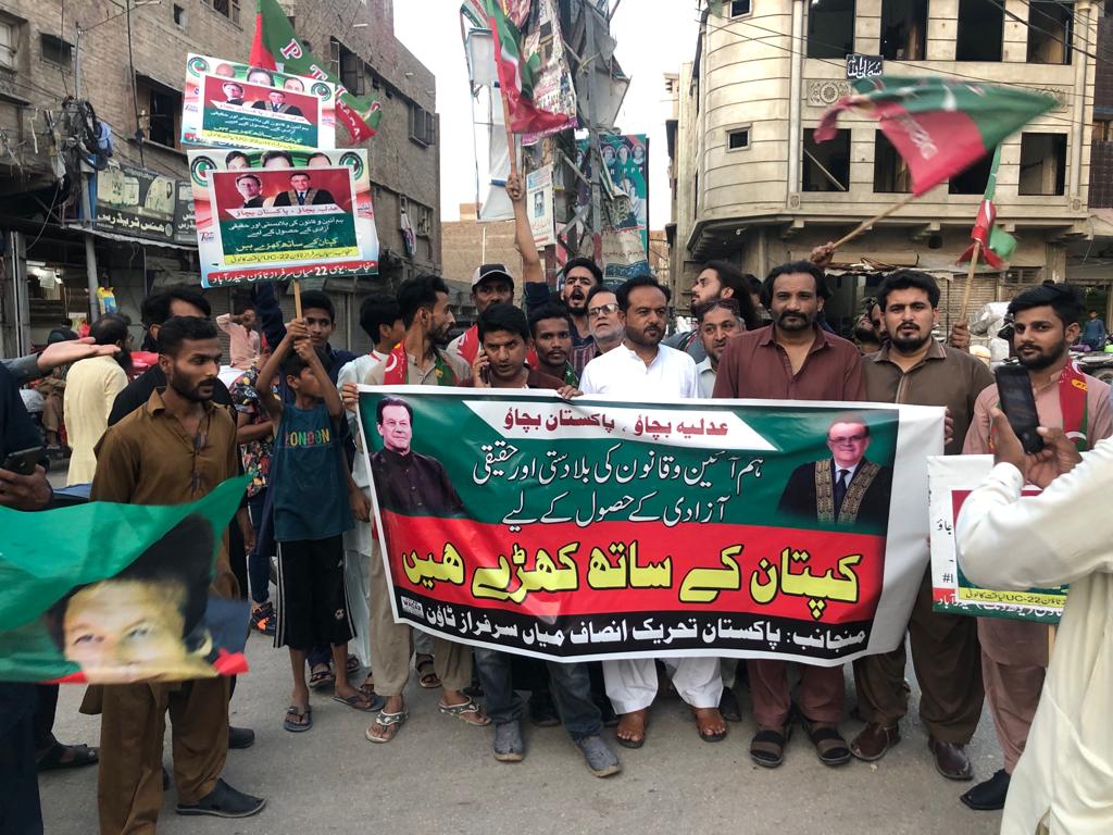 PTIOHyderabad's tweet photo. حیدرآباد میں چیف جسٹس سے اظہار یکجہتی کے لئے پورے حیدرآباد میں مختلف محلوں میں یوسیز میں مختلف چوراہوں پر عوامی احتجاج۔۔

یوسی 35 سخی پیر چوک میاں سرفراز ٹاون میں عوام کا احتجاج
#I_StandWithSupremeCourt https://t.co/hwAIC52Ouf