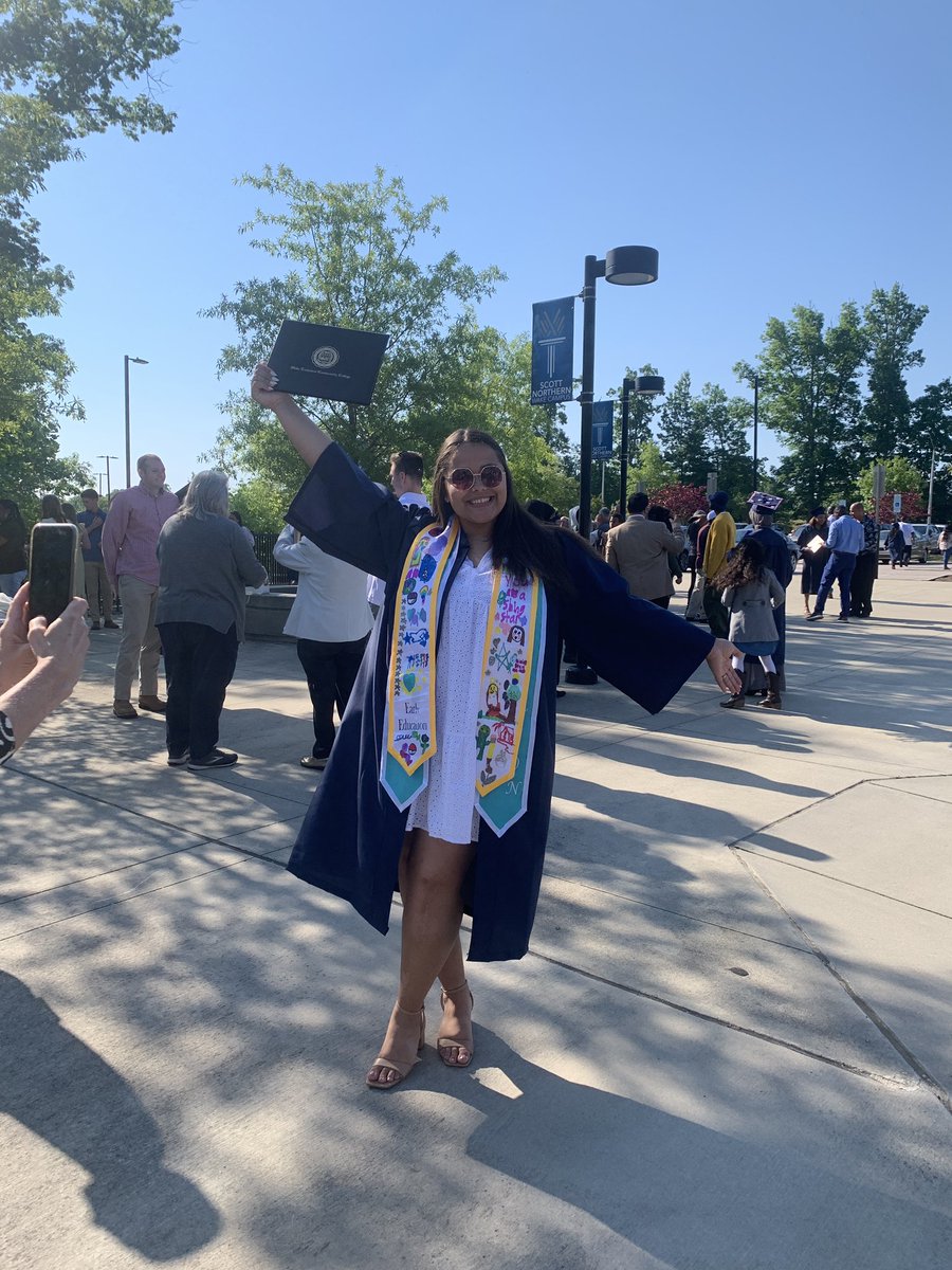 I graduated today! 👩‍🎓💙