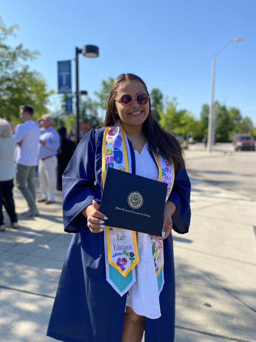 MrsNHardy's tweet photo. I graduated today! 👩‍🎓💙 https://t.co/z2T28f2AfT