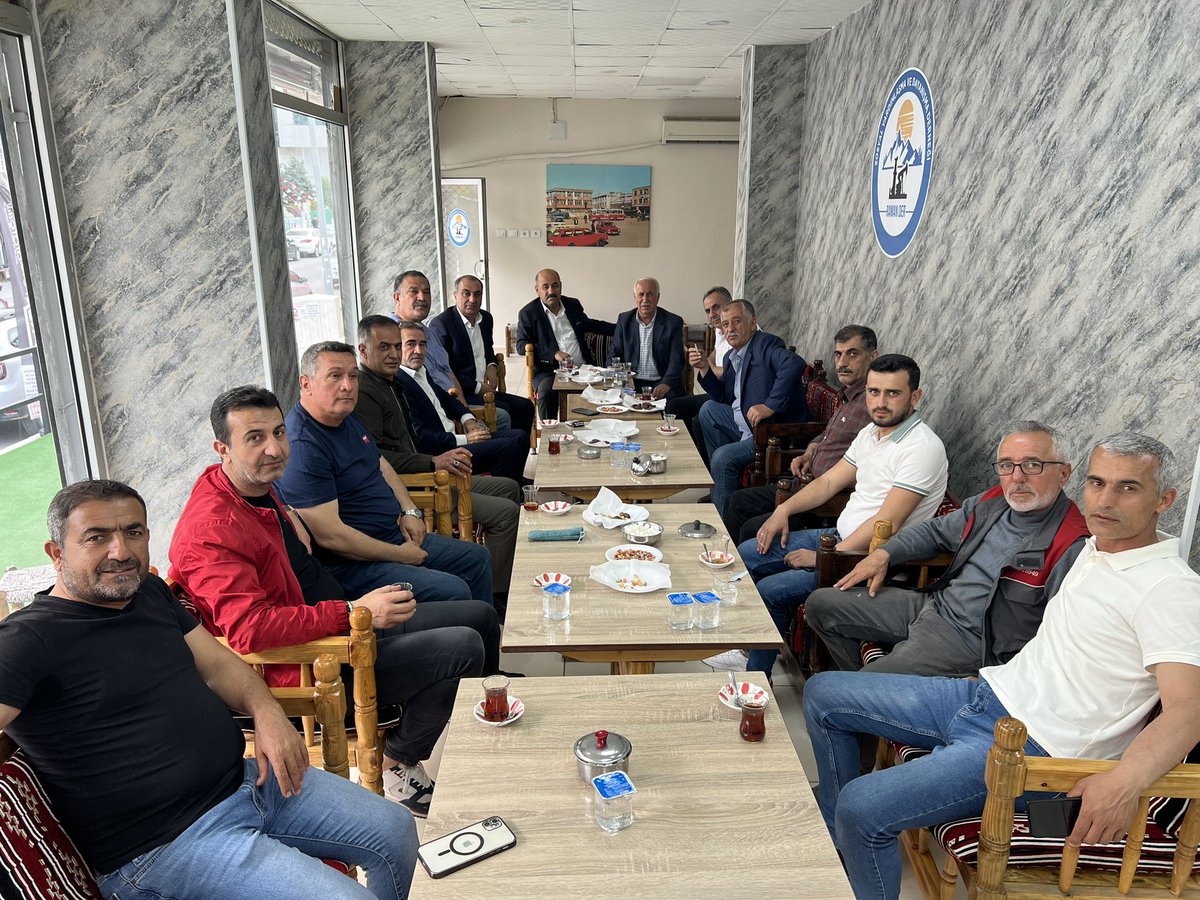 RamanAsiretim's tweet photo. Dernek olarak bu gün RECABANLILAR derneğini misafir ettik. Beraber yapa bilceğimiz Yardımlaşma ve Dayanışma konusunda fikir alışverişi yaptık. Kendilerine samimi ve hoş sohbetlerin den dolayı teşekkür ediyoruz https://t.co/YegT2Y179X