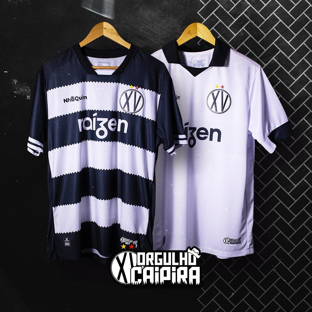 AtaqueMarketing's tweet photo. Lançada a nova camisa do @xvpiracicaba pela @SuperBollaOfc para o ano de 2023. Detalhes caprichado para o Nhô Quim. 😊

Possivelmente, o XV é o único alvinegro com listras horizontais do Brasil. https://t.co/SyXjflWuba