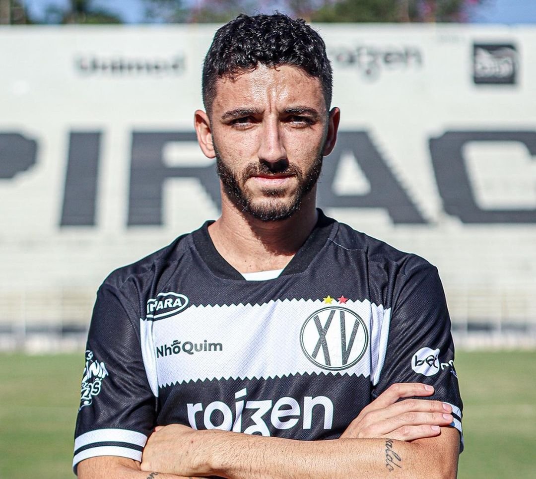 AtaqueMarketing's tweet photo. Lançada a nova camisa do @xvpiracicaba pela @SuperBollaOfc para o ano de 2023. Detalhes caprichado para o Nhô Quim. 😊

Possivelmente, o XV é o único alvinegro com listras horizontais do Brasil. https://t.co/SyXjflWuba