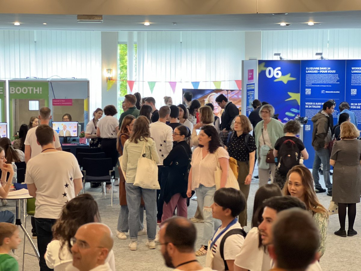 NachoSAmor's tweet photo. Participo en el día de puertas abiertas en el @europarl_es @Socialistas_PE @TheProgressives #EUOpenDays
Es reconfortante constatar el interés en la #UE🇪🇺. Iniciativas de este tipo son necesarias para acercar las instituciones a la ciudadanía. Enhorabuena a @jduch y su equipo https://t.co/n8S4EW4Ykh