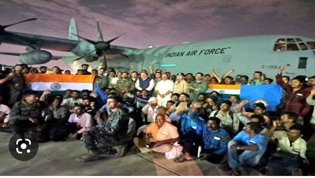 The #SudanEvacuation is a mission impossible made possible by the great #IndianArmy .
*No permission to land or enter #Sudan in violent #SudanCrisis .
*Commandos enter from Jeddah collect Indians & hide them at an unmanned unused Air field 50kms out.
1/3
