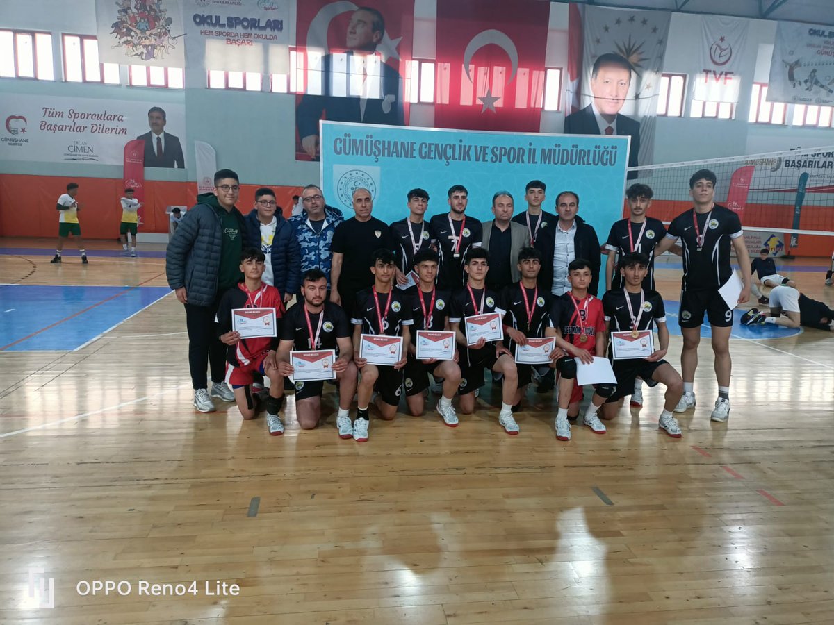 Gümüşhane ilinde yapılan okul sporları voleybol müsabakalarında ilimizi temsil eden Bingöl Spor Lisesi rakiplerini eleyerek Türkiye Finallerine Katılmaya hak kazanmıştır. <a href="/Mmehmetarslan12/">Mehmet Arslan</a> <a href="/yusuf_tokus/">Yusuf TOKUŞ</a> <a href="/Erdalarikan12/">Erdal ARIKAN</a> <a href="/ahakimyildiz/">Abdulhakim Yıldız</a> <a href="/SozerMurat12/">Murat sözer</a> <a href="/FesihZeki/">fesih zeki mert</a> <a href="/_yusufcoskun/">Yusuf Coşkun</a>