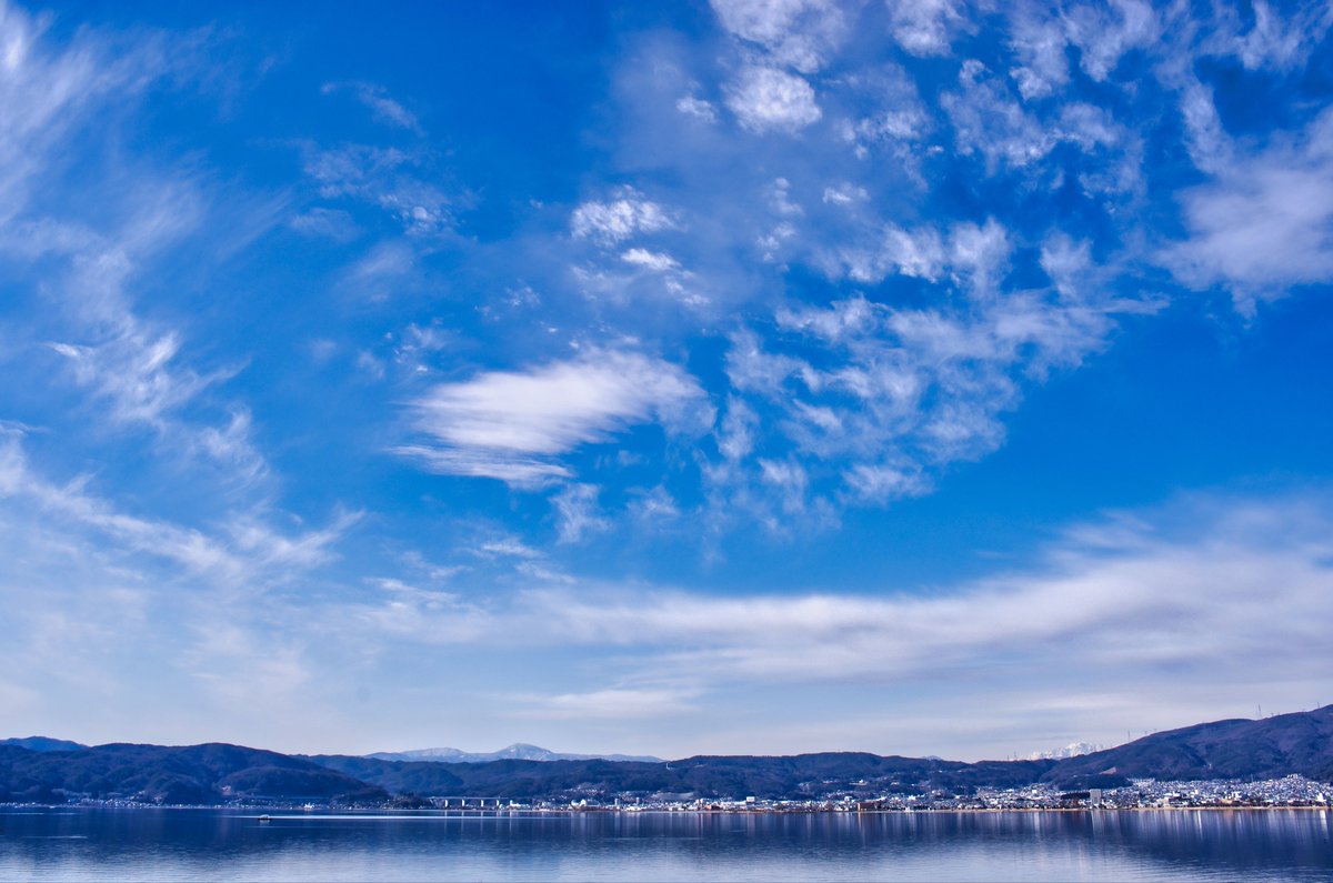 FieldScientist's tweet image. Lake Suwa is the largest lake in Nagano Prefecture. It is famous for the "Miwatari" Shinto ritual.

#eosr5 #Rf24105 #Canon #bluesky #suwalake #Japan #nagano #photography